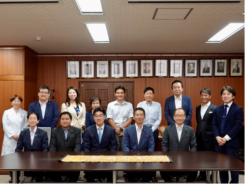 写真１.神奈川県議会厚生常任委員会委員11名と本学関係者３名による記念撮影